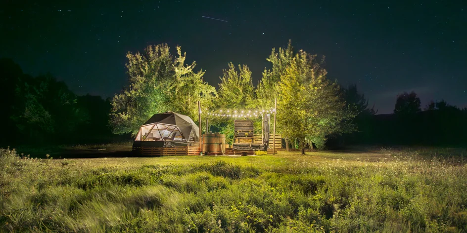 Jedinečný glamp na Zemplíne: romantika v prírode s kúpaním v drevenej kadi