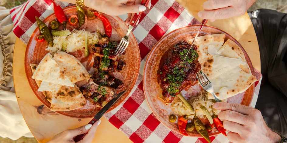 Pečené koleno alebo grilované rebrá sous vide pod Šarišským hradom