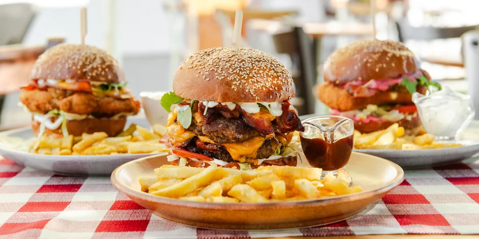 Burger menu s hranolkami pod Šarišským hradom