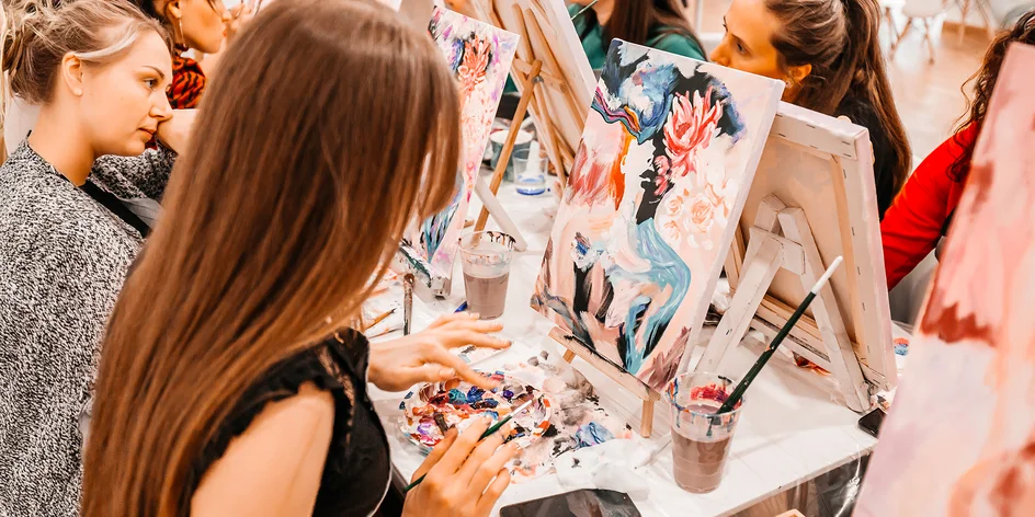 Maľovanie akrylom alebo umelecký akt podľa modelu