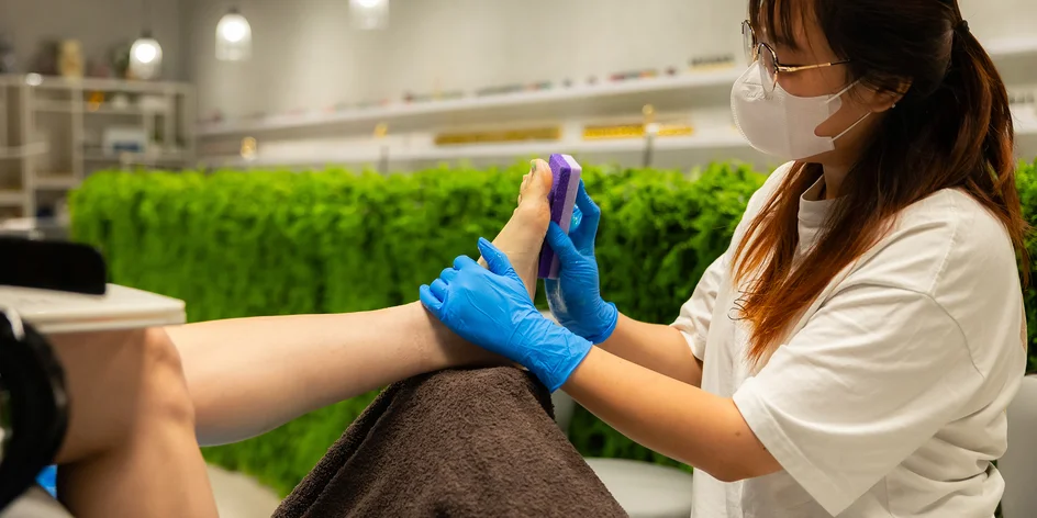 Francúzska manikúra, gél lak aj pedikúra