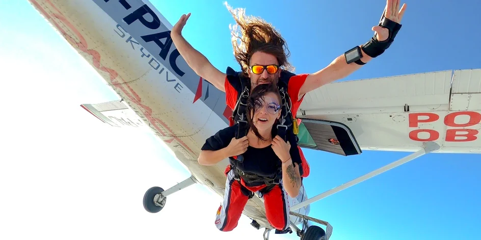 Tandemový zoskok z lietadla z výšky 3 000 metrov