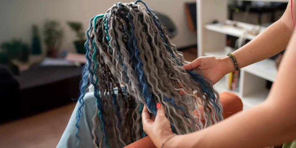 Predĺženie a zahustenie vlasov pomocou kanekalonu