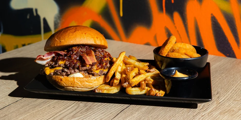 BaconJam smash burger s hranolčekmi a cibuľovými krúžkami