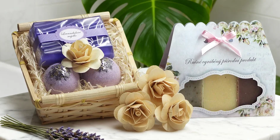 Krásne ručne vyrábané darčekové sady: mydlá, sójové sviečky a i.