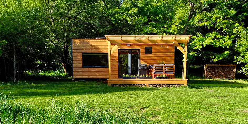 Vybavený tiny house pri rieke: terasa s grilom aj ohniskom