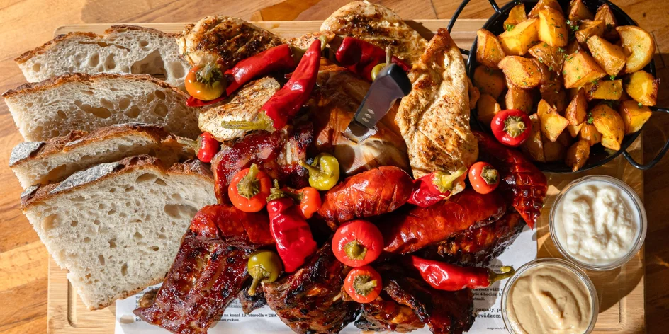 Tatársky biftek, pečené koleno, rebierka s nápojom alebo grill misa