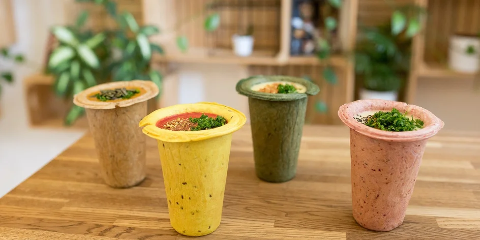 Polievka podávaná v jedlom chlebovom poháriku v Soupculture Košice