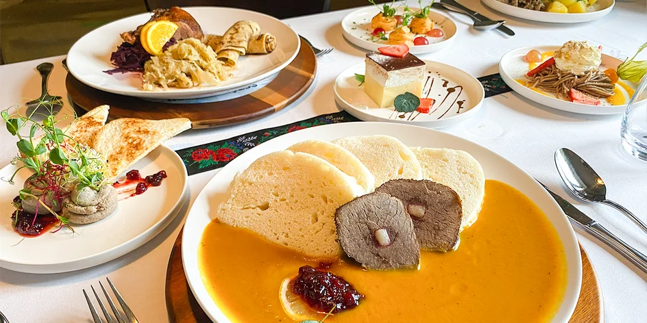 Trojchodová večera s prípitkom v historickej reštaurácii