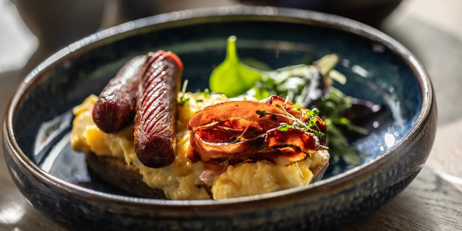 Raňajky s voňavou kávou alebo otvorené vouchery