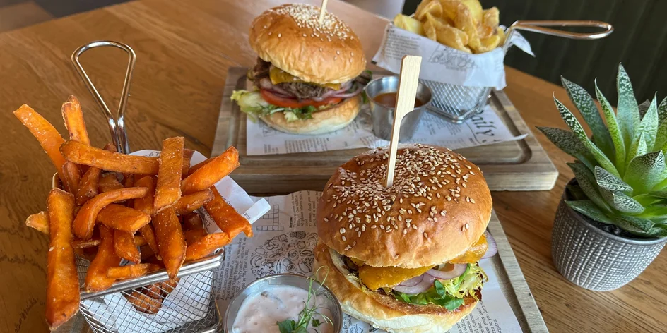 Hovädzí hamburger s hranolčekmi v Rock Farm