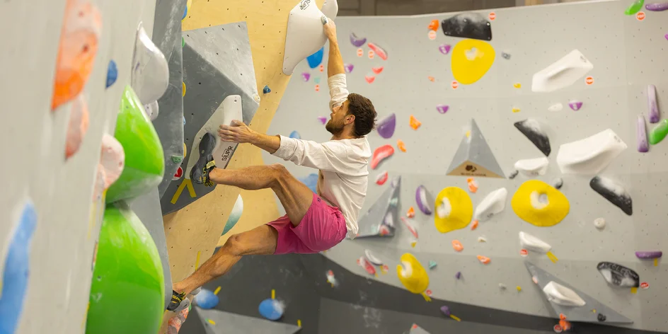 Lezenie na boulderovej stene v Petržalke: jednorazový vstup aj kurz