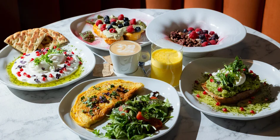 Bohaté raňajky v Clique pri Eurovei s kávou a čerstvou šťavou