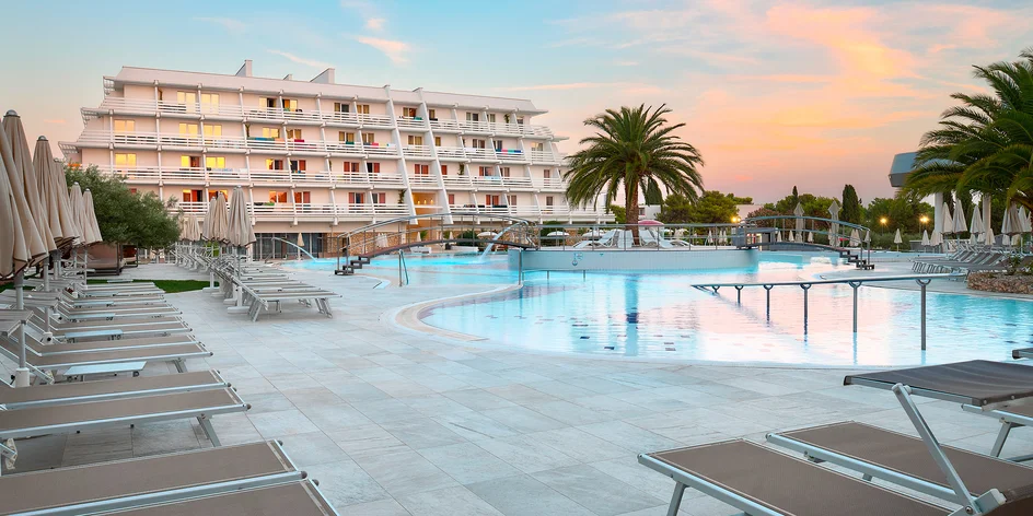 Vodice: 4* hotel s raňajkami alebo polpenziou