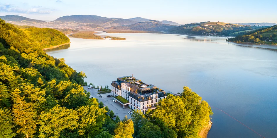 5* pobyt nabitý zážitkami: hotel s výhľadom na jazero, infinity bazén a TOP gastronómia