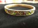 Náramok pozlátený, farba zlatá s patinou, priemer 7 cm