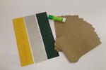 Papierové vrecká, lepidlo a kreatívny papier (žltý, strieborný, tmavozelený)