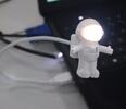 Štýlová prenosná USB lampa Astronaut