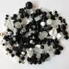 250 g Sklenený mix korálok + navliekacia gumička (čierno-biely)