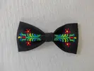Folklórny motýlik s výšivkou | Čierna / farebná výšivka