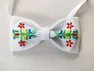 Folklórny motýlik s výšivkou | Biela / farebná výšivka