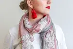 Elegantná dámska šatka | Ružová s kvetmi