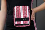 Dámska praktická kapsička s motívom slovenského folklóru | Čierna