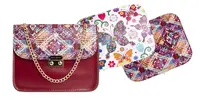2-dizajnová Dámska crossbody kabelka s 2 vymeniteľnými klopami | Burgundy / Motívy: Alina + motýl zlatý