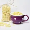 200 ml Bodkovaný ručne maľovaný hrnček / 250 g dukáty z bielej čokolády | Fialová