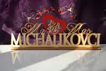 Svadobný drevený stojanček "Mr a Mrs"