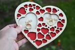 Svadobný tanierik s vlastným gravírovaním "Srdcia v srdci" | Červená