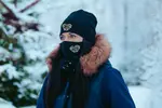 2-dielny SET: 1 x Čiapka s výšivkou + 1 x rúško s výšivkou | Čierna / IKA biela