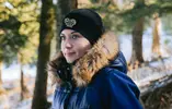 Dámska folklórna úpletová čelenka s výšivkou | Čierna / IKA biela