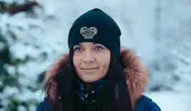 Univerzálna folklórna úpletová čiapka s výšivkou | Tmavomodrá / IKA biela