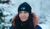 Univerzálna folklórna úpletová čiapka s výšivkou | Tmavomodrá / farebný kvietok