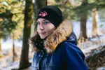 Dámska folklórna úpletová čelenka s výšivkou | Čierna / ružový kvietok