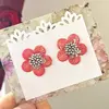 Dámske šité napichovacie náušnice so strieborným stredom Santia Handmade "Kvet" | Svetločervená