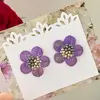 Dámske šité napichovacie náušnice so sivo-oceľovým stredom Santia Handmade "Kvet" | Fialová