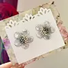 Dámske šité napichovacie náušnice so sivo-oceľovým stredom Santia Handmade "Kvet" | Strieborná