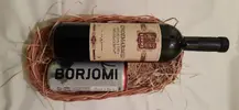 3-dielny Darčekový balíček s gruzínskym vínom a minerálnou vodou v prútenom košíku "Kindzmarauli"