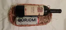 3-dielny Darčekový balíček s gruzínskym vínom a minerálnou vodou v prútenom košíku "Saperavi"