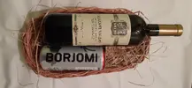 3-dielny Darčekový balíček s gruzínskym vínom a minerálnou vodou v prútenom košíku "Alazani Valley"