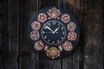 Ručne maľované hodiny s ľudovým vzorom "Bošáca" | Typ: arabské čísla
