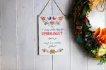 Drevená tabuľka na zavesenie s folklórnym motívom "Spokojnosť"