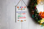 Drevená tabuľka na zavesenie s folklórnym motívom "Kucharinka"