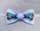 Folklórny motýlik s výšivkou "Kristián" | Biela / farebná výšivka