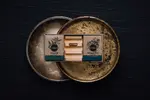 Darčekové balenie VONAI 2x mydlá s mydelničkou-Santal Koriander & Mint Eukalyptus