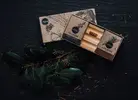 Darčekové balenie VONAI 2x mydlá s mydelničkou-Marocká levanduľa & Kurkuma klinček