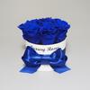 Valentínsky okrúhly box s trvácnymi modrými ružami (biely box)