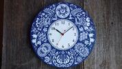 Ručne maľované hodiny s holubicami a ľudovým vzorom "Vajnory" | Modrá